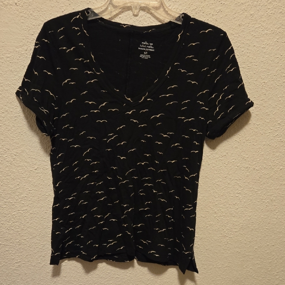 B10 Black Women Top with White Bird Pattern Banana Republic Malibu Tee Sz Sm